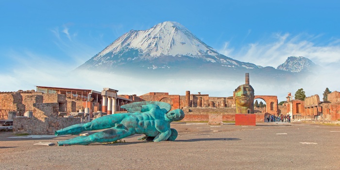 Runinerne i Pompei (Pompeji) og vulkanen Vesuv i baggrunden, Italien