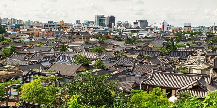 Udsigt over Jeonju Hanok Village med den moderne bydel i baggrunden - Jeonju - Sydkorea 2.jpg (1.79 