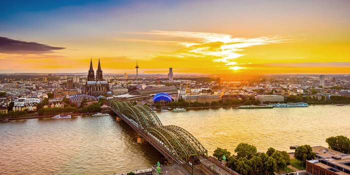 Udsigt ud over Köln med domkirken, Rhinen og bro - Tyskland