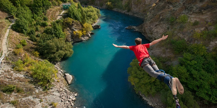 Bungy jumping fra Kawarau Bridge på Sydøen i New Zealand