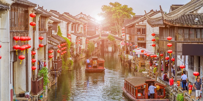Kanal gennem den gamle bydel i Suzhou, Kina