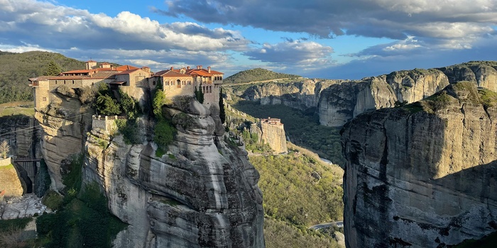 Kloster i Meteora i Grækenland - Foto: Luna Zhang, Unsplash