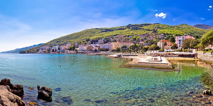Panoramaudsigt til kystbyen Opatija, Kvarnerbugten i Kroatien