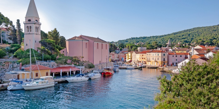 Byen Veli Losinj på øen Losinj, Kvarnerbugten i Kroatien