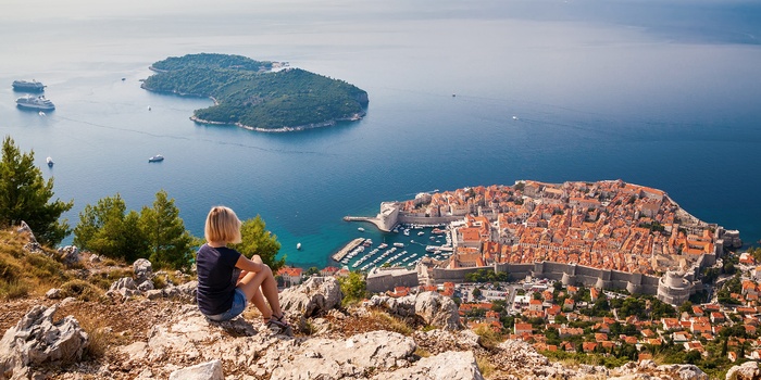 Ung kvinde nyder udsigten til Dubrovnik i Dalmatien, Kroatien