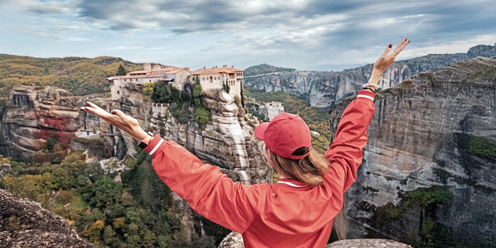 Kvinder med udsigt til kloster i Meteora bjergområdet i Grækenland