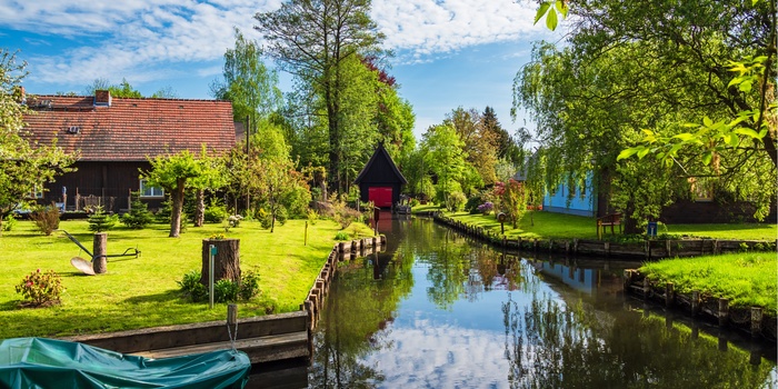 Himlen spejler sig i vandet i byen Lehde