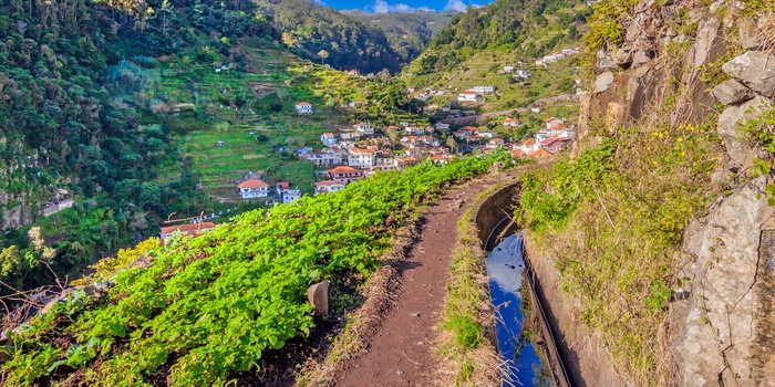 Levada langs bjerg og mod byen Marocos på Madeira