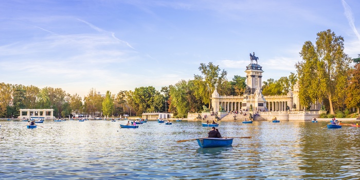 Monument til Kong Alfonso XII i El Retiro park i Madrid, Spanien