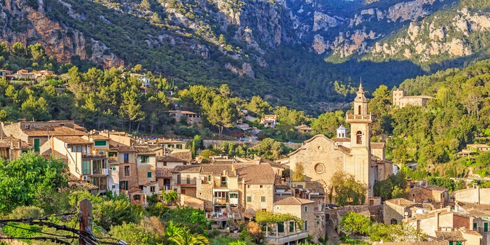Bjergbyen Valledemossa i Serra de Tramuntana på Mallorca