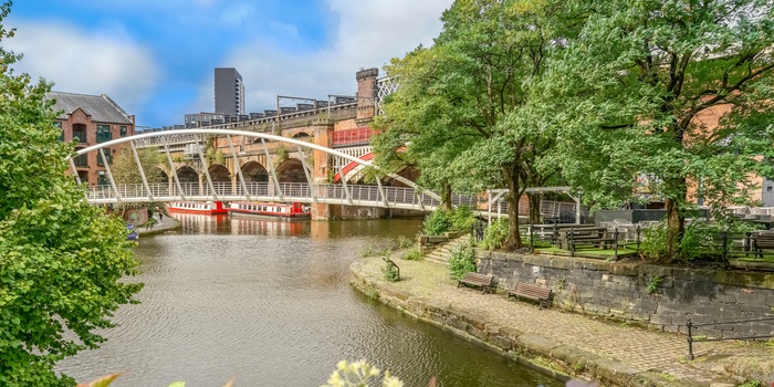 Kanal i Manchester på en sommerdag, England