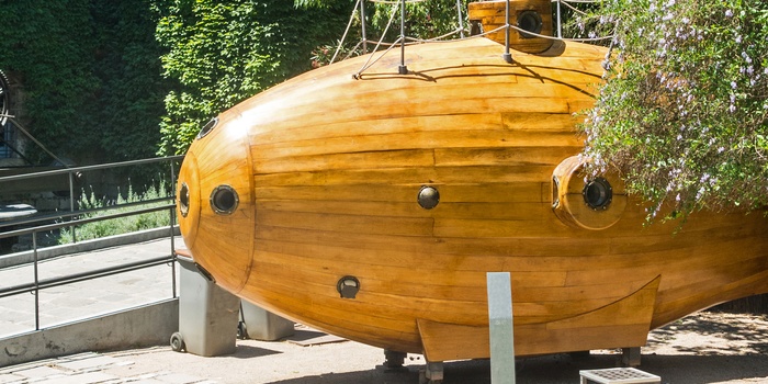 Gammel ubåd på gårdspladsen i Museu Marítim de Barcelona