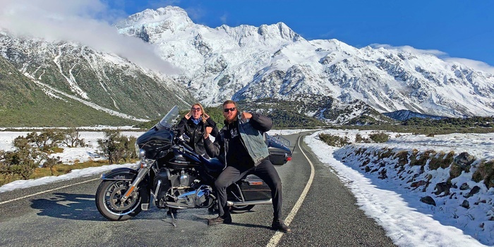 På Harley Davidson motorcykel i New Zealand