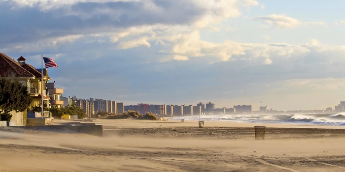 Aftensstemning  ved Rockaways Beach i Queens, New York City i USA