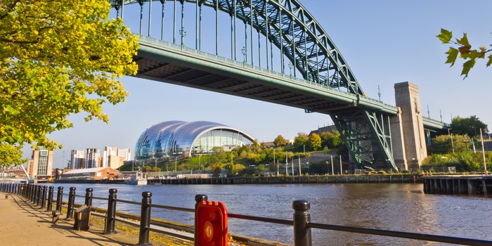 Tyne Bridge og Gateshead Sage i Newcastle, England