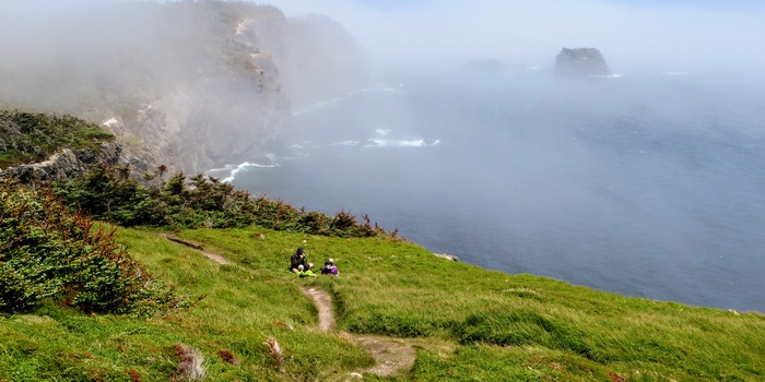 To hikere på Skerwink Trail på Newfoundland, Canada