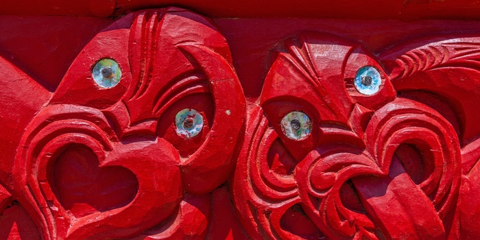 Eksempel på traditionel maori træudskæring i  Waitangi Treaty Grounds - Nordøen i New Zealand