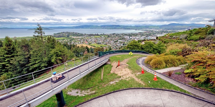 Med luge på vej ned ad Mount Ngongota i Skyline Rotorua - Nordøen i New Zealand