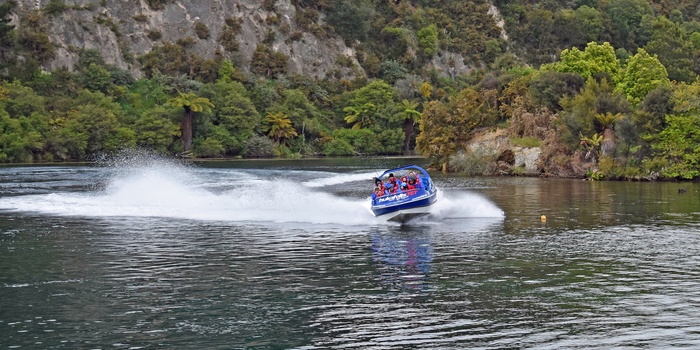 Jet boat på floden Waikato River og mod Huka Falls, Nordøen i New Zealand