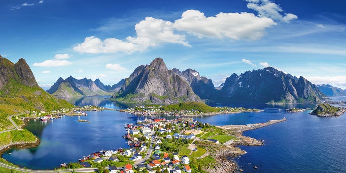 Udsigt over kystbyen Reine i Lofoten, Norge