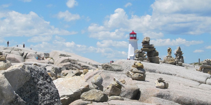 Peggy´s Cove Lighthouse og Inukshuks stenfigurer, Nova Scotia i Canada