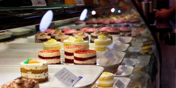 Farverige kager på madmarkedet Reading Terminal Market i Philadelphia