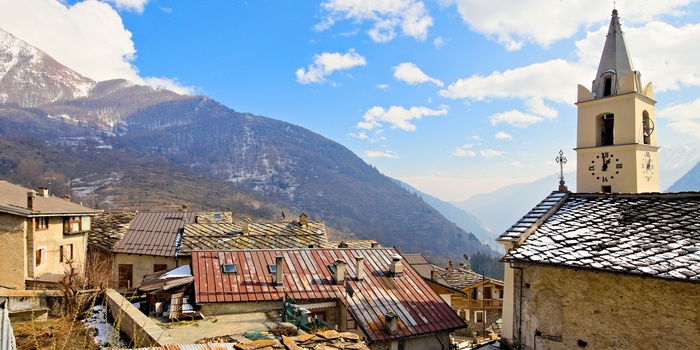 Den lille bjergby Usseaux i Piemonte