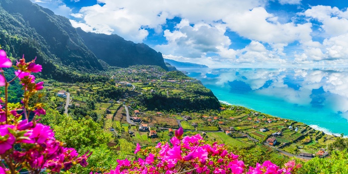Udsigt fra bjergene og ud mod kysten på Madeira, Portugal