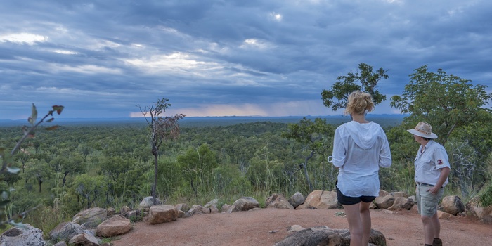 Solnedgang over Undara Vulcanic Park Lookout, Queensland i Australien