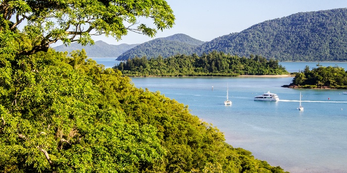 På bådtur blandt Whitsunday Islands, Queensland i Australien