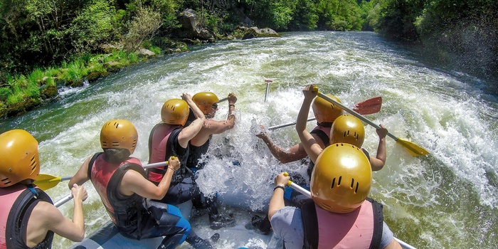 Rafting på floden Nestos River ved Paranest i Grækenland