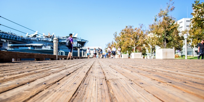 Promenade forbi USS Midway i San Diego, Californien i USA