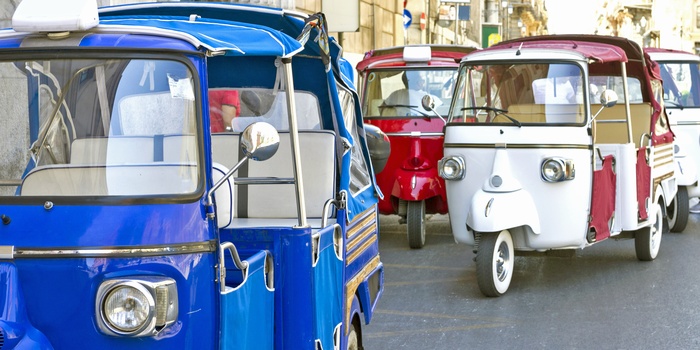 Tuktuk-busserne holder og venter på nye passagerer