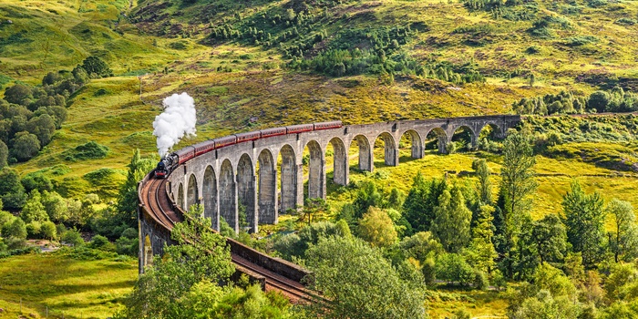 Damplokomotiv over Glennfinnan viadukten, Skotland