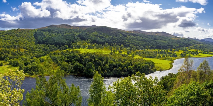 Udsigt ud over søen Loch Tummel og Tay Forest Park i Skotland
