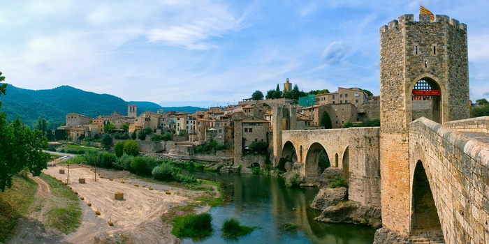 Spanien, Catalonien, Besalú - middelalderbyen med broen over floden El Fluvià