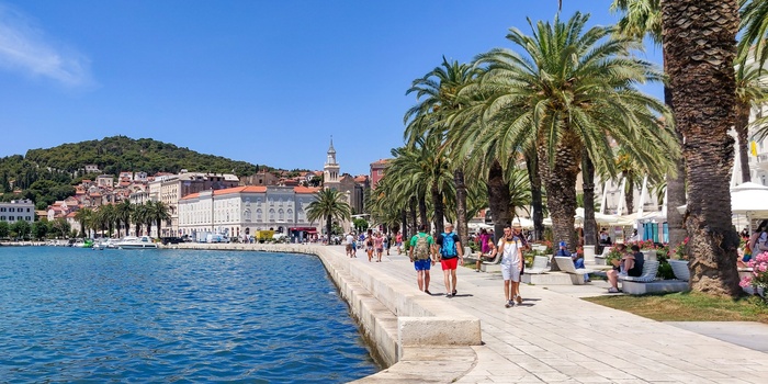 Havnepromenaden på en solkinsdag i Split, Kroatien - Foto: Mars Unsplash