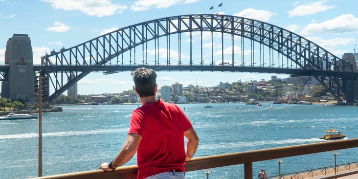 Mand ser på Sydney Harbour Bridge - Australien