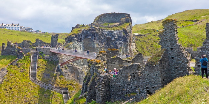 Turister besøger Tintagel Castle i det nordlige Cornwall - England