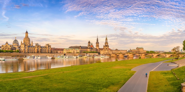 Elbe-floden og Augustus broen i Dresden, Tyskland