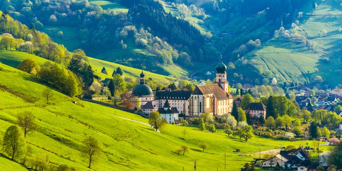 Kloster i landsby midt i Schwarzwald landskab, Sydtyskland