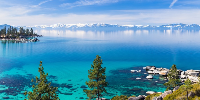 Lake Tahoe og det smukke kystlandskab, det vestlige USA