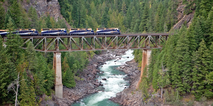 Rocky Mountaineer, bro over Nahatlatch floden i Canada