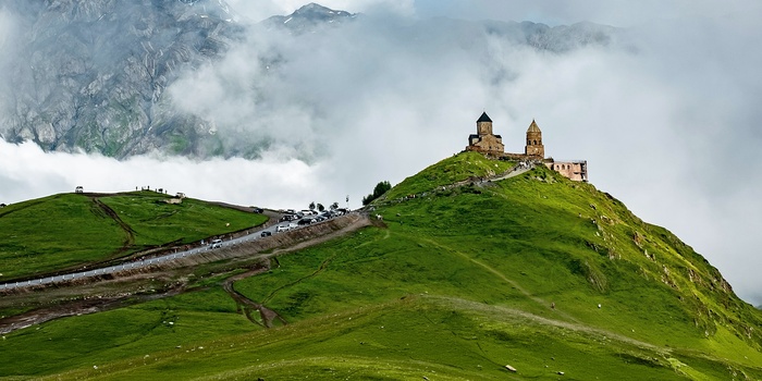 Udsigt over Gergeti Trinity Kirken Kazbegi i Georgien - Foto: Timur Kozmenko, Unsplash
