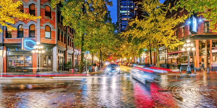 Aftensstemning i Vancouvers ældste bydel Gastown, Canada