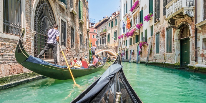 I gondol gennem Venedigs kanaler