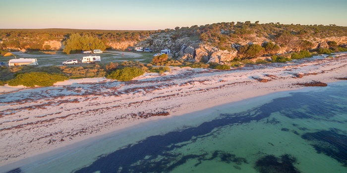 Campere parkeret ved strand nær Dongara, Western Australia