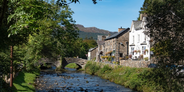 Wales, Snowdonia - den hyggelige by Beddgelert og broen over Glaslyn River .jpg