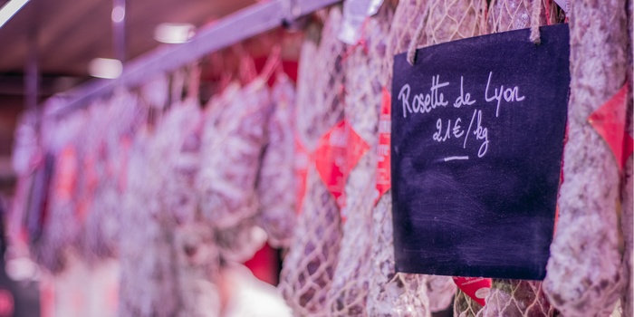 Rosette de lyon, en specialitet i det populære madmarked Paul Bocuse les Halles i Lyon, Frankrig