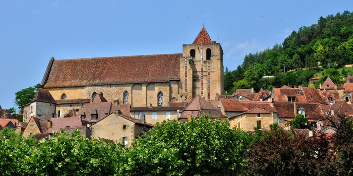 Kirke i den hyggelige by Saint-Cyprien, Frankrig